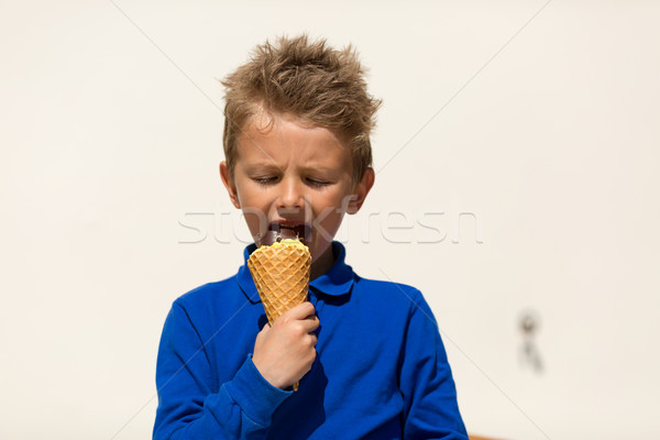 Junge Eistüte Essen Eis Stock foto © bigandt
