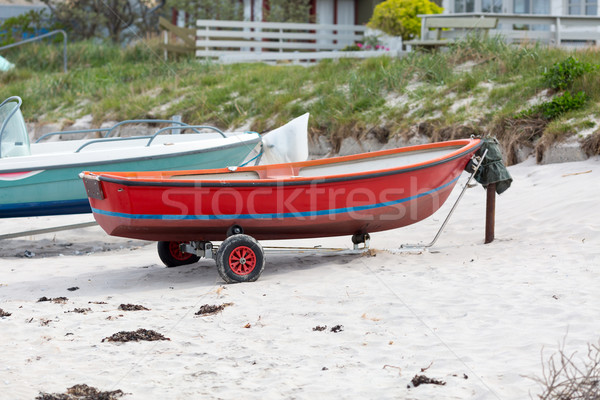 Vermelho barco pequeno praia Dinamarca areia Foto stock © bigandt