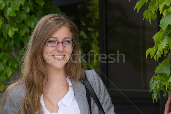 Stockfoto: Portret · aantrekkelijk · jonge · vrouw · campus · vrouw · school