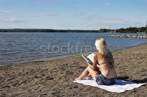 Mulher leitura livro praia água menina Foto stock © bigjohn36