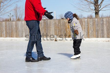 Copii patinaj joc în aer liber fată Imagine de stoc © bigjohn36