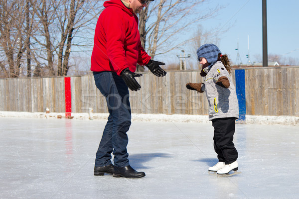 Pai ensino filha gelo patinar ao ar livre Foto stock © bigjohn36