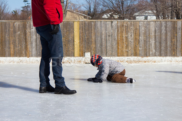 Pai ensino filho gelo patinar ao ar livre Foto stock © bigjohn36