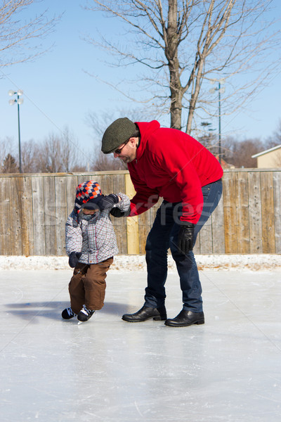 Pai ensino filho gelo patinar ao ar livre Foto stock © bigjohn36