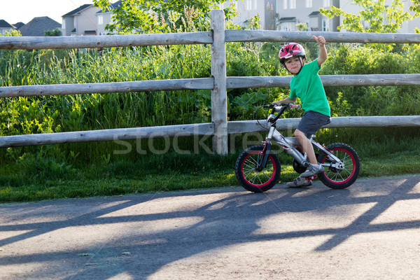 Copil bicicletă cale parc vară Imagine de stoc © bigjohn36