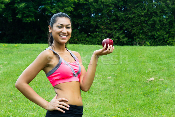 Caber mulher jovem maçã parque menina sorrir Foto stock © bigjohn36