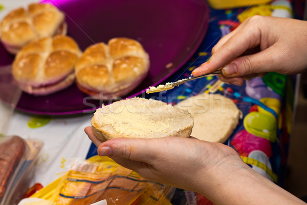 Femeie unt pâine mână Imagine de stoc © BigKnell