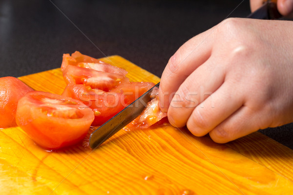 Roşii mâini cojit mână bucătărie Imagine de stoc © BigKnell