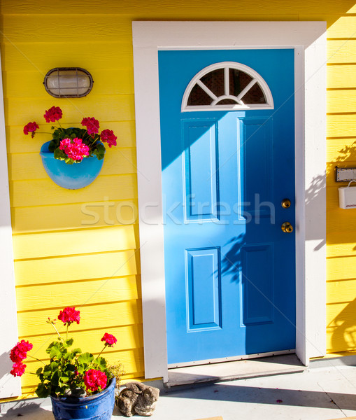 Flutuante casa aldeia amarelo azul porta Foto stock © billperry