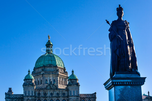 Regină statuie parlament britanic Canada aur Imagine de stoc © billperry