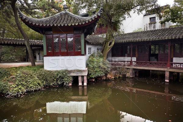Starożytnych czerwony pagoda domu refleksji ogród Zdjęcia stock © billperry