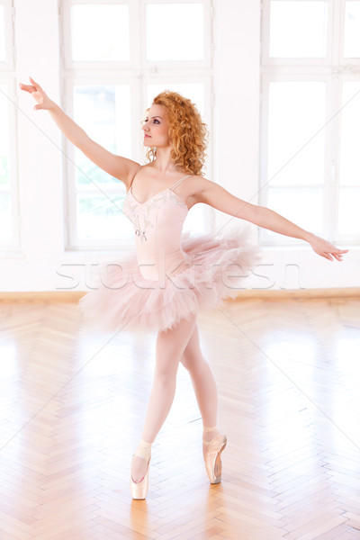 Tökéletes egyensúly kecses balett-táncos póz nő Stock fotó © blanaru