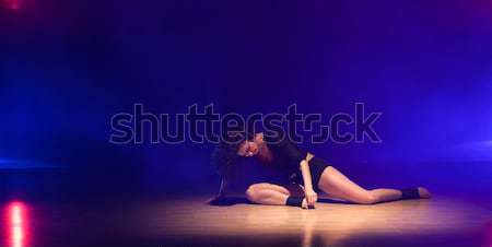 Contemporâneo dançar jovem caber mulher Foto stock © blanaru