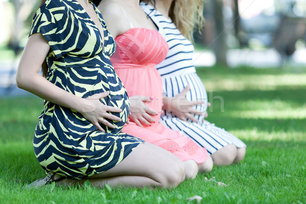 Fericit asteptari trei tineri gravidă femei Imagine de stoc © blanaru