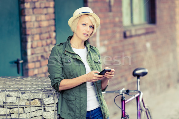 Telefon bisiklet genç güzel kız Stok fotoğraf © blasbike