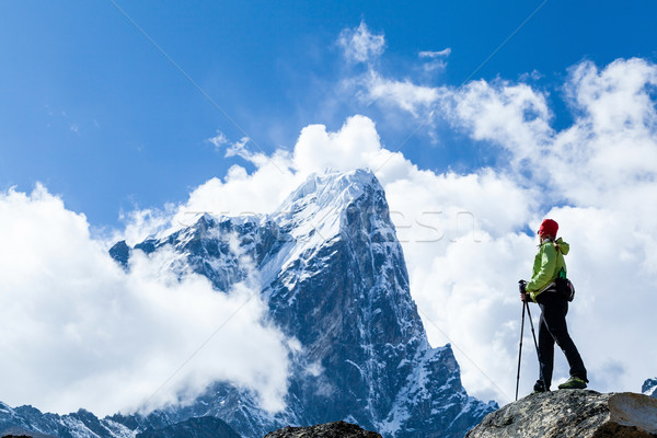 Mujer caminante montanas senderismo himalaya Foto stock © blasbike
