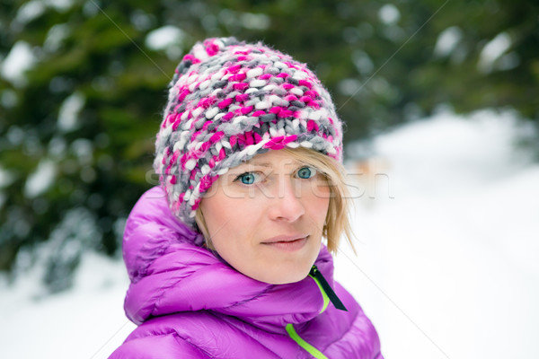 女子 徒步旅行 白 冬天 森林 樹林 商業照片 © blasbike