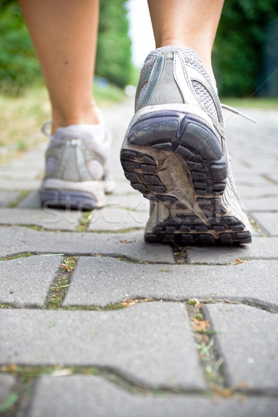 Kadın yürüyüş kaldırım spor ayakkabı Stok fotoğraf © blasbike