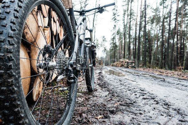 Mountain bike molhado lama cair mata roda Foto stock © blasbike