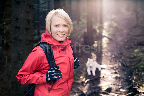 Foto stock: Feliz · mulher · caminhadas · caminhada · cão · floresta