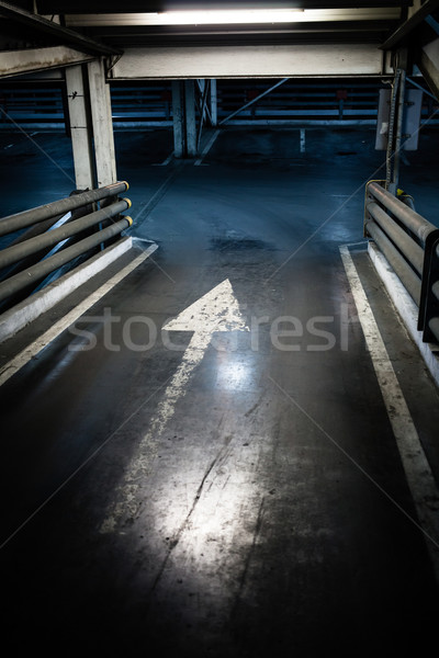 停車 車庫 地下室 地下 室內 商業照片 © blasbike
