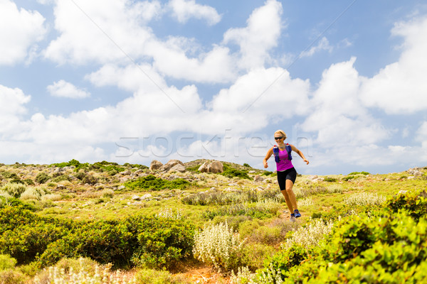 Stockfoto: Gelukkig · vrouw · parcours · lopen · berg