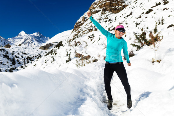 Stockfoto: Succes · vrouw · lopen · winter · bergen · gelukkig