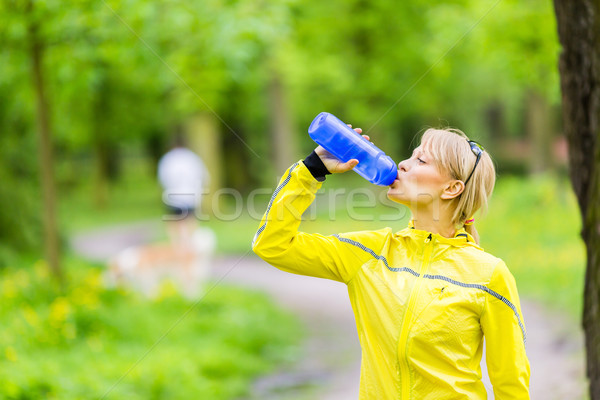 Stok fotoğraf: Kadın · koşucu · içme · suyu · güzel · bir · kadın · şişe · çalışma