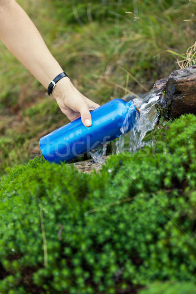 Stockfoto: Veldfles · voorjaar · vrouw · vulling · stream · wandelen