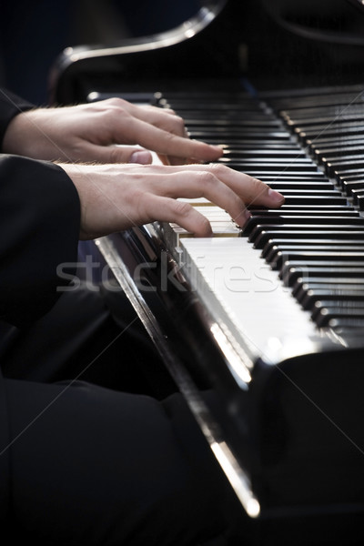 Joc pian pianist în aer liber cheie suna Imagine de stoc © blasbike