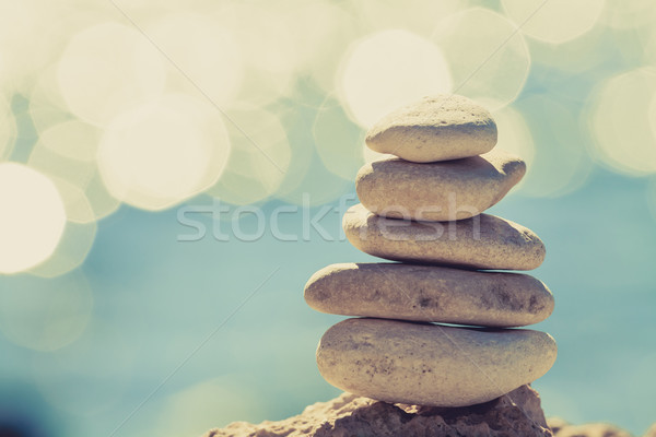 Kamienie równowagi plaży niebieski morza Zdjęcia stock © blasbike