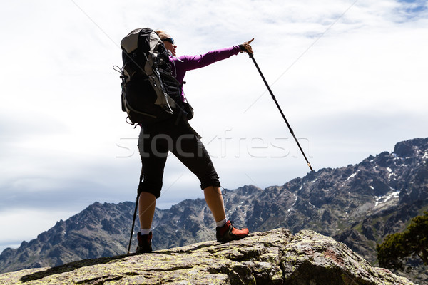 Vrouw wandelen rugzak bergen silhouet bos Stockfoto © blasbike