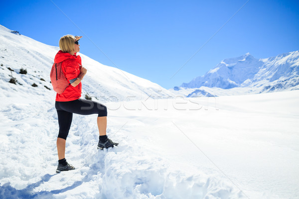 商業照片: 女子 · 徒步旅行 · 冬天 · 山 · 年輕 · 快樂