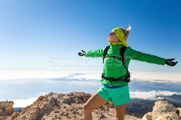 Stok fotoğraf: Kadın · yürüyüş · başarı · tırmanma · dağ · üst