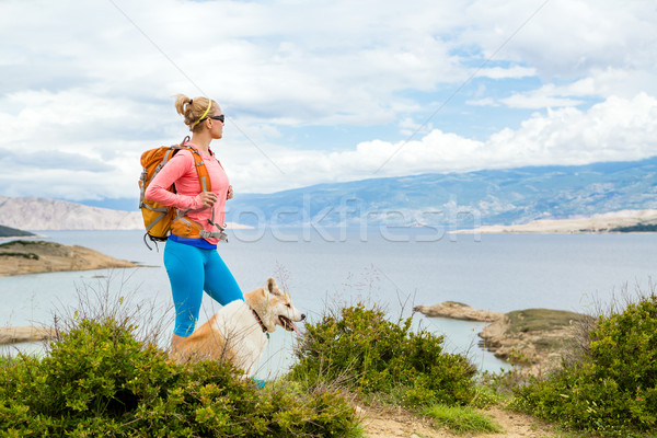 Foto stock: Mulher · caminhadas · caminhada · cão · beira-mar · trilha