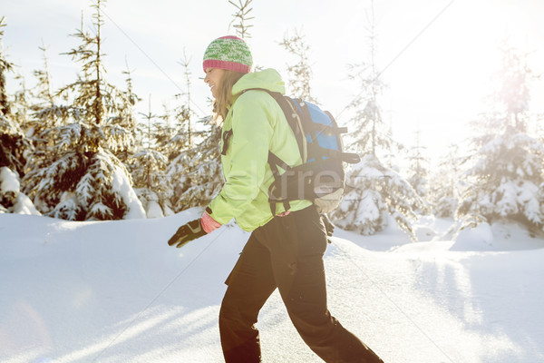 Foto stock: Mulher · caminhada · inverno · montanhas · pôr · do · sol · caminhadas