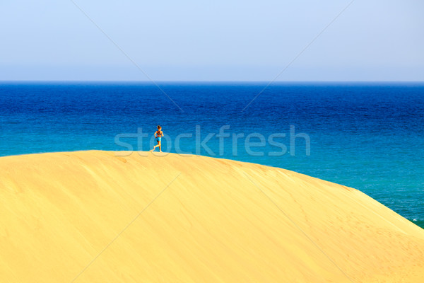 Photo stock: Jeune · femme · courir · sable · désert · belle · inspiré