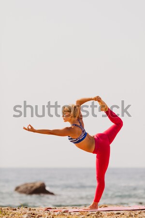 Nő meditál jóga póz tengerpart testmozgás motiváció Stock fotó © blasbike