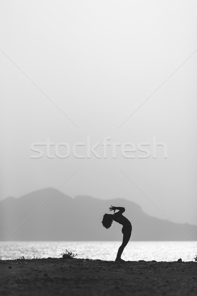 Foto stock: Mujer · meditando · silueta · océano · playa