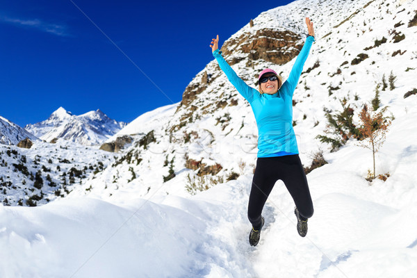 Stockfoto: Vrouw · springen · lopen · winter · bergen · gelukkig