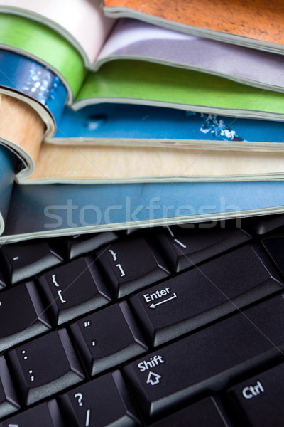 雜誌 計算機 媒體 打開 電腦鍵盤 新 商業照片 © blasbike