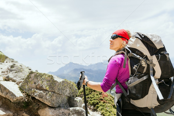 Mujer senderismo mochila montanas forestales naturaleza Foto stock © blasbike