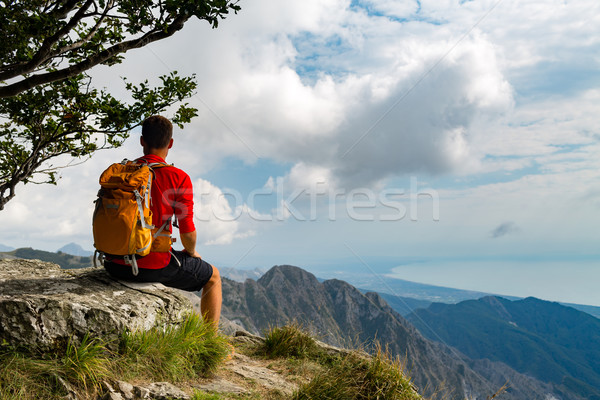 Caminhadas homem trilha corredor montanhas turista Foto stock © blasbike