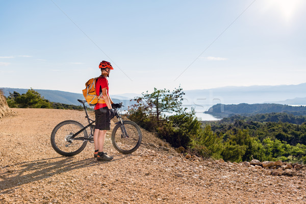 Berg Biker schauen Meer Ansicht Reiten Stock foto © blasbike