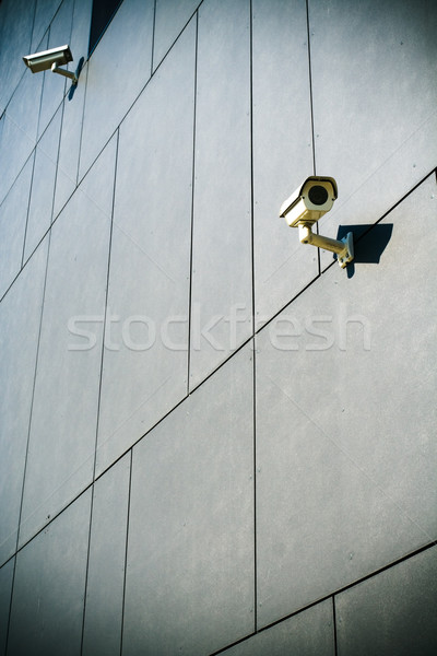 Seguridad cámaras oscuro edificio mirando alrededor Foto stock © blasbike