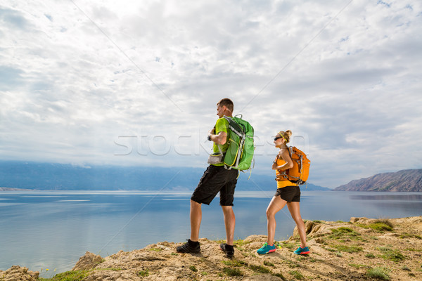 Foto stock: Casal · caminhada · beira-mar · montanhas · feliz