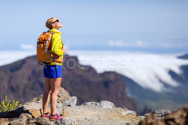 Randonnée succès heureux femme montagnes réussi Photo stock © blasbike