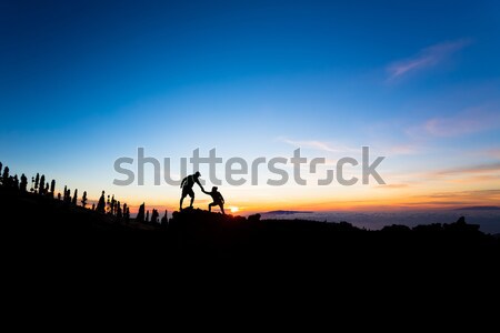 Munca în echipă cuplu alpinism mana de ajutor încredere ajutor Imagine de stoc © blasbike