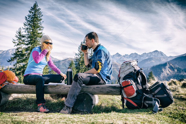 [[stock_photo]]: Couple · randonnée · boire · montagnes · homme · femme