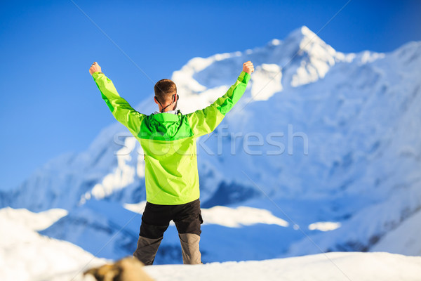 Uomo escursionista raggiungimento inverno montagna ispirazione Foto d'archivio © blasbike
